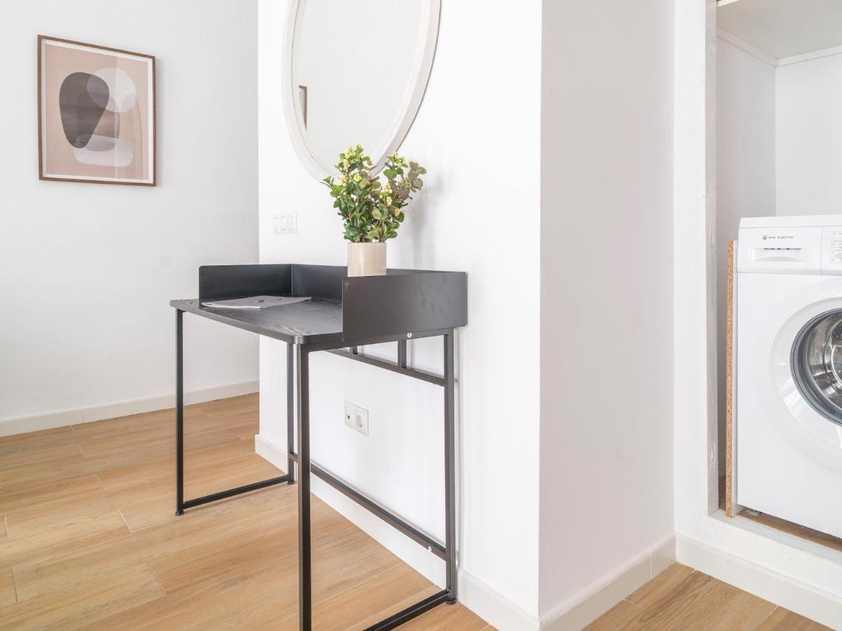 مالقة Sanders Lavender - Delightful Two-Bedroom Apartment Downtown المظهر الخارجي الصورة